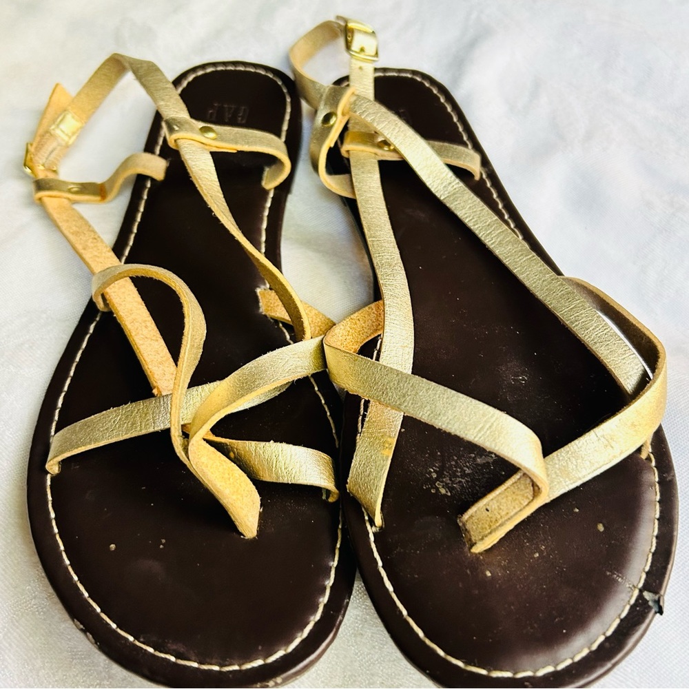 Gap Gold vegan leather strappy buckle flat sandals Size 8 FUC